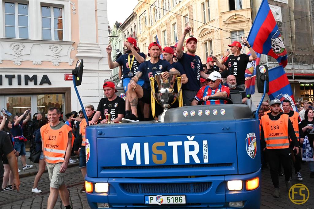 Mistři slavili s fanoušky na náměstí. Podívejte se na fotky!
