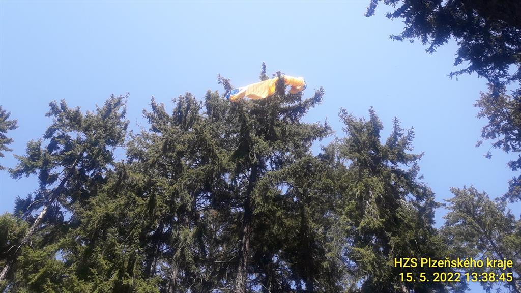 Hasiči zachraňovali paraglidistu, uvízl na stromech poblíž Svatoboru - FOTKY