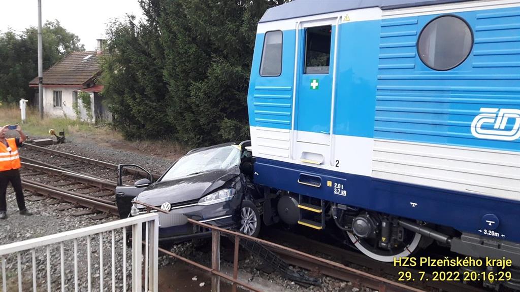 Srážka rychlíku s automobilem zastavila vlakovou dopravu ve Švihově - FOTKY