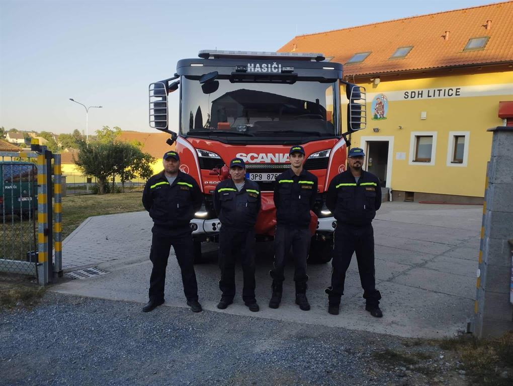 Na pomoc do Hřenska odjeli i dobrovolní hasiči z Litic– FOTKY
