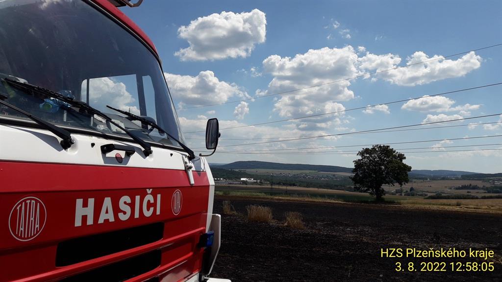 Hasiči zasahují u požáru pole mezi Dýšinou a Zábělou - FOTO