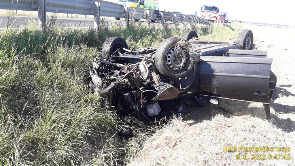 Auto skončilo po nehodě v poli na střeše – FOTKY