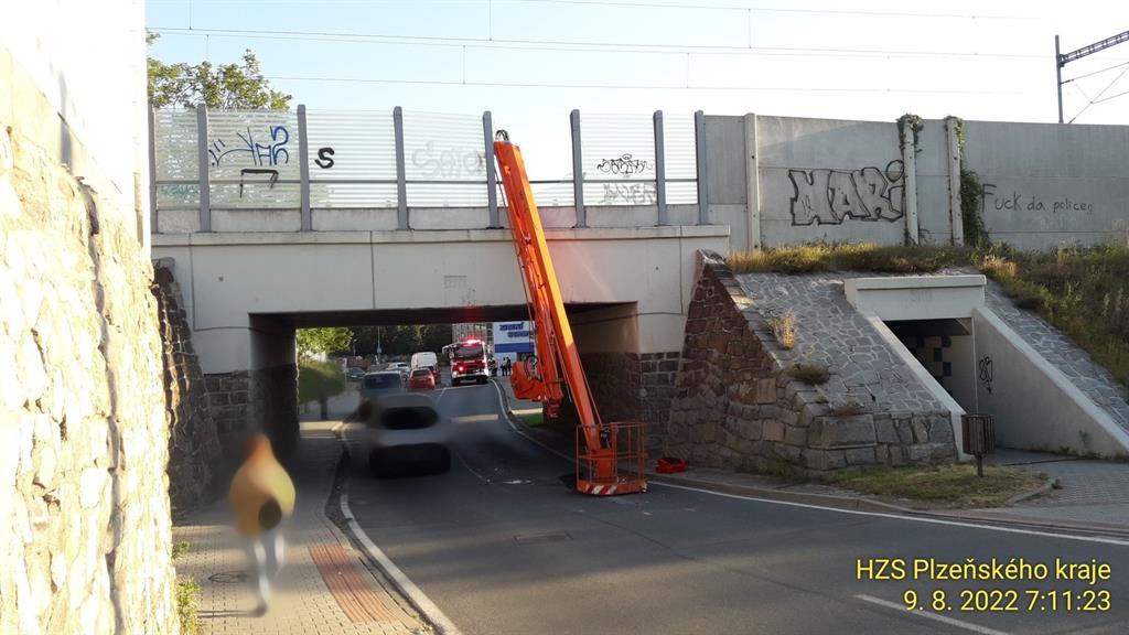 V Rokycanech se o železniční most utrhlo rameno plošiny – FOTKY