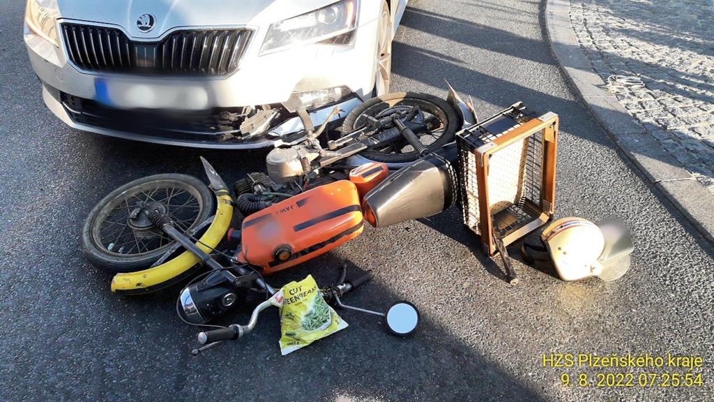 Dopravní nehoda v Křimicích. Řidič nedal přednost seniorovi na motorce – FOTKY