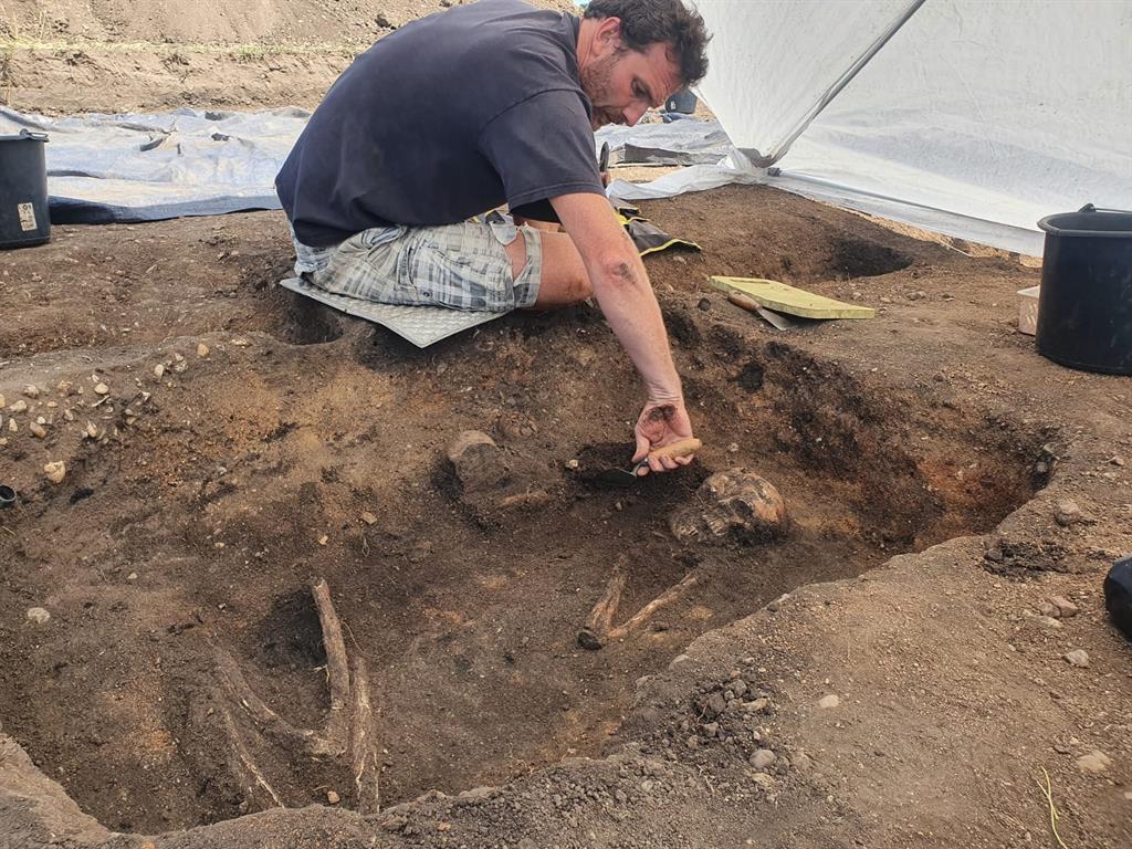Archeologové ze ZČU odkryli významnou pohřební stavbu – FOTKY