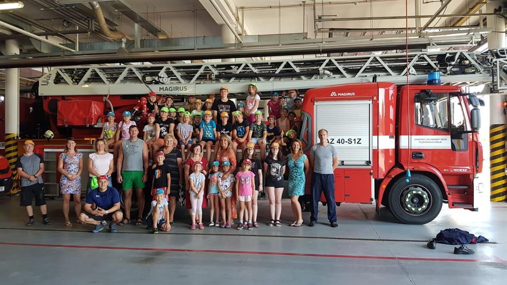 Děti si užívají příměstský tábor se strážníky a hasiči – FOTKY