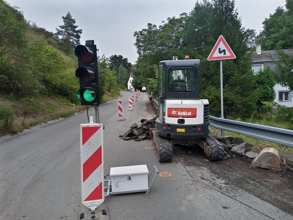 V Liticích se staví chodník. Silnice pod hradem tak bude bezpečnější – FOTKY