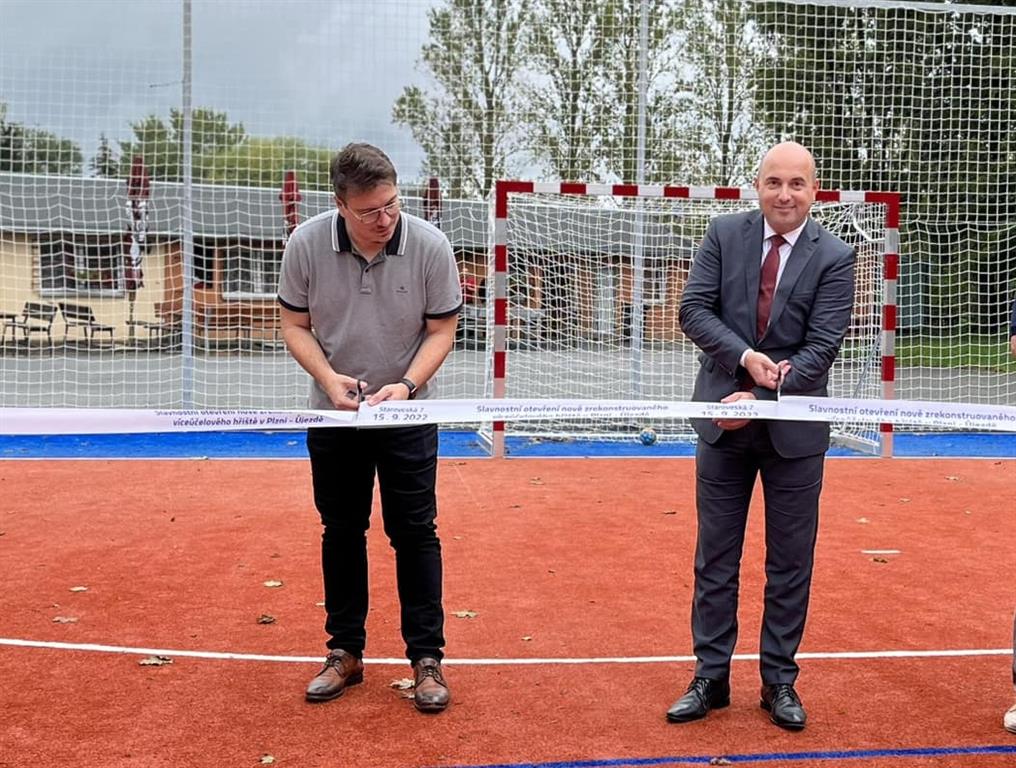 Házenkáři v Újezdu mají nové hřiště s umělým povrchem - FOTKY