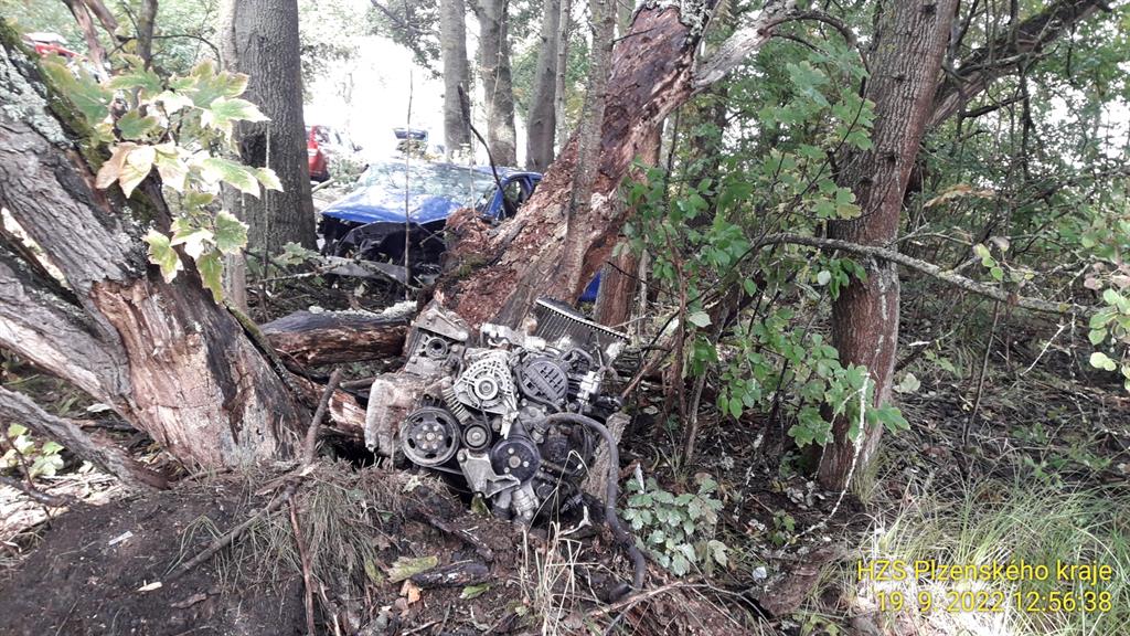 Komplikace na silnicích pokračují. Vážnou havárii řeší složky IZS v Tachově