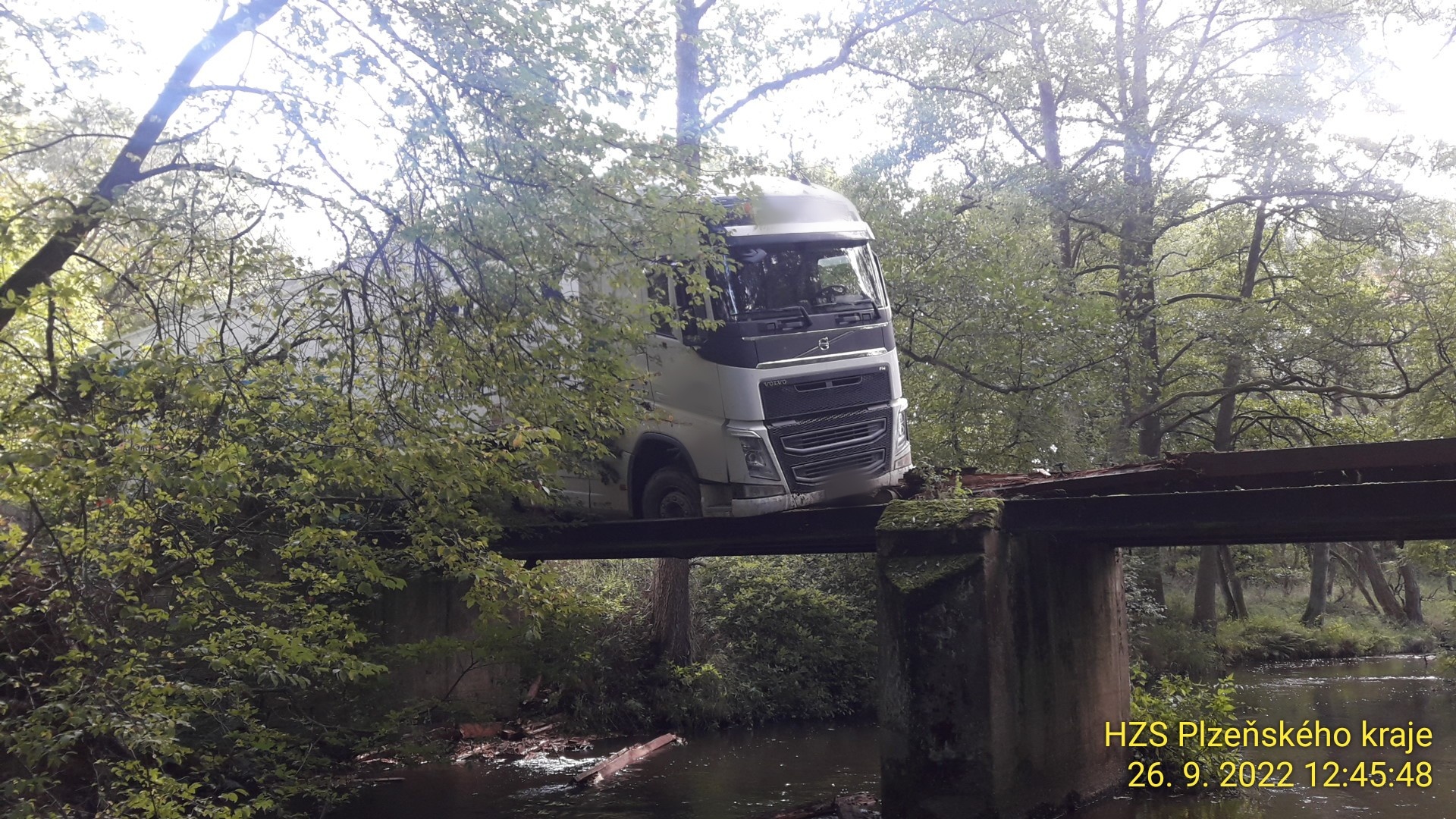 Kamion uvízl na dřevěném mostku. Řidič slepě poslechl navigaci - FOTKY