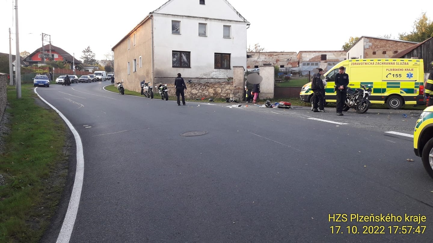 Vážný střet motorky a vozidla na Domažlicku, zasahoval vrtulník! FOTKY