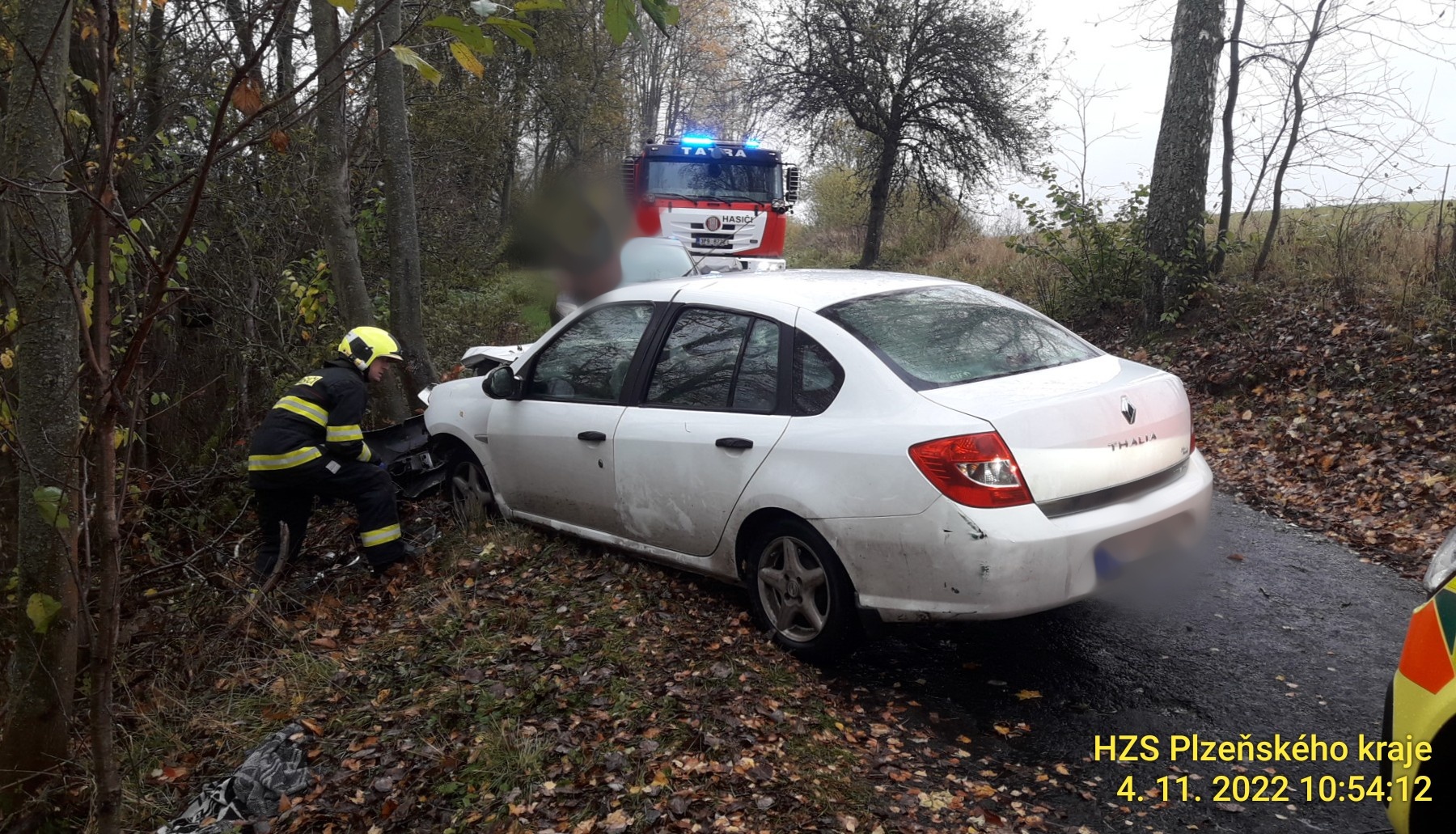 Náraz do stromu na Klatovsku! Vrtulník transportoval řidičku ve vážném stavu