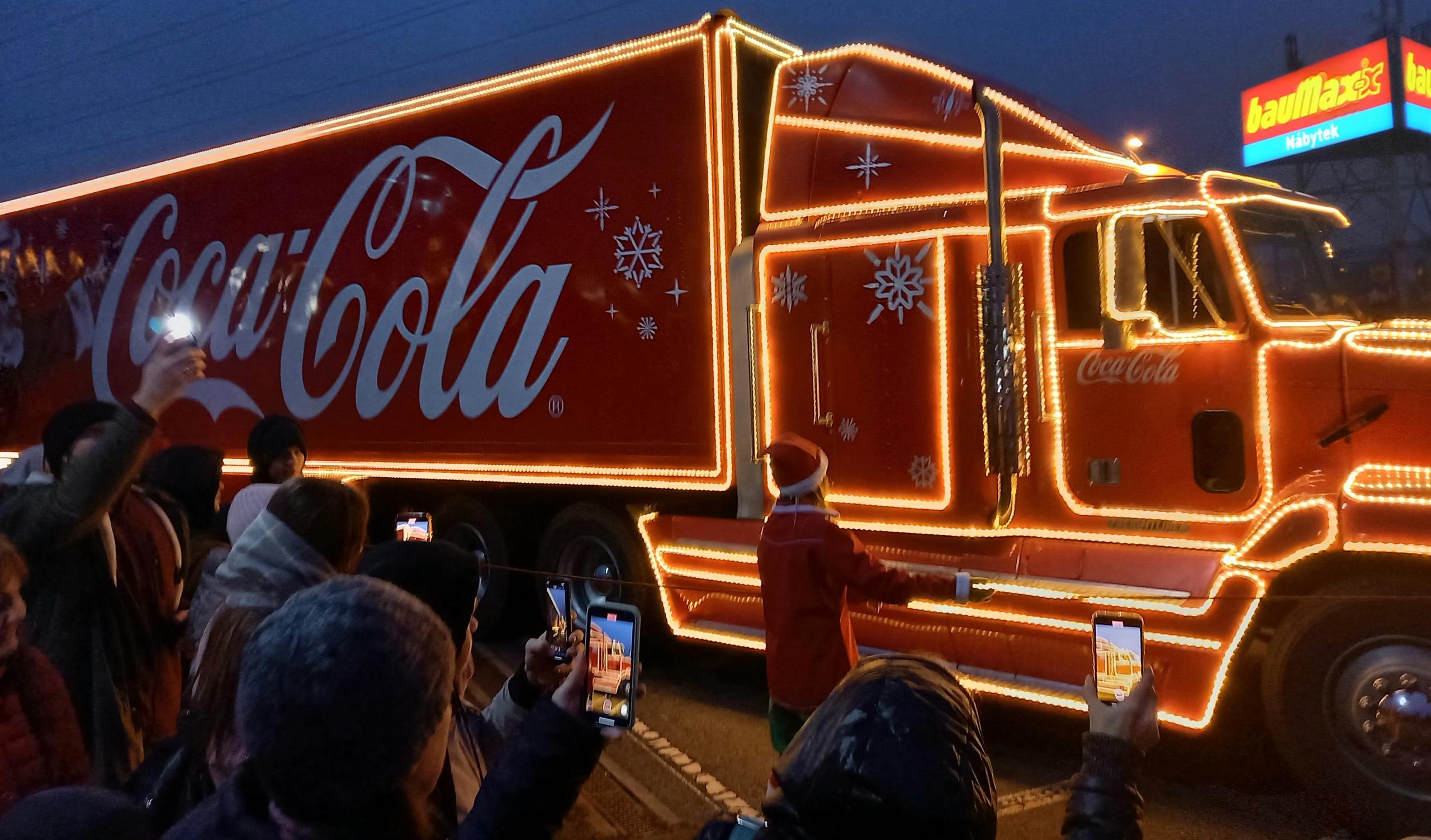 Fronta na Santu. Do Plzně přijel vánoční kamion Coca-Cola - FOTKY
