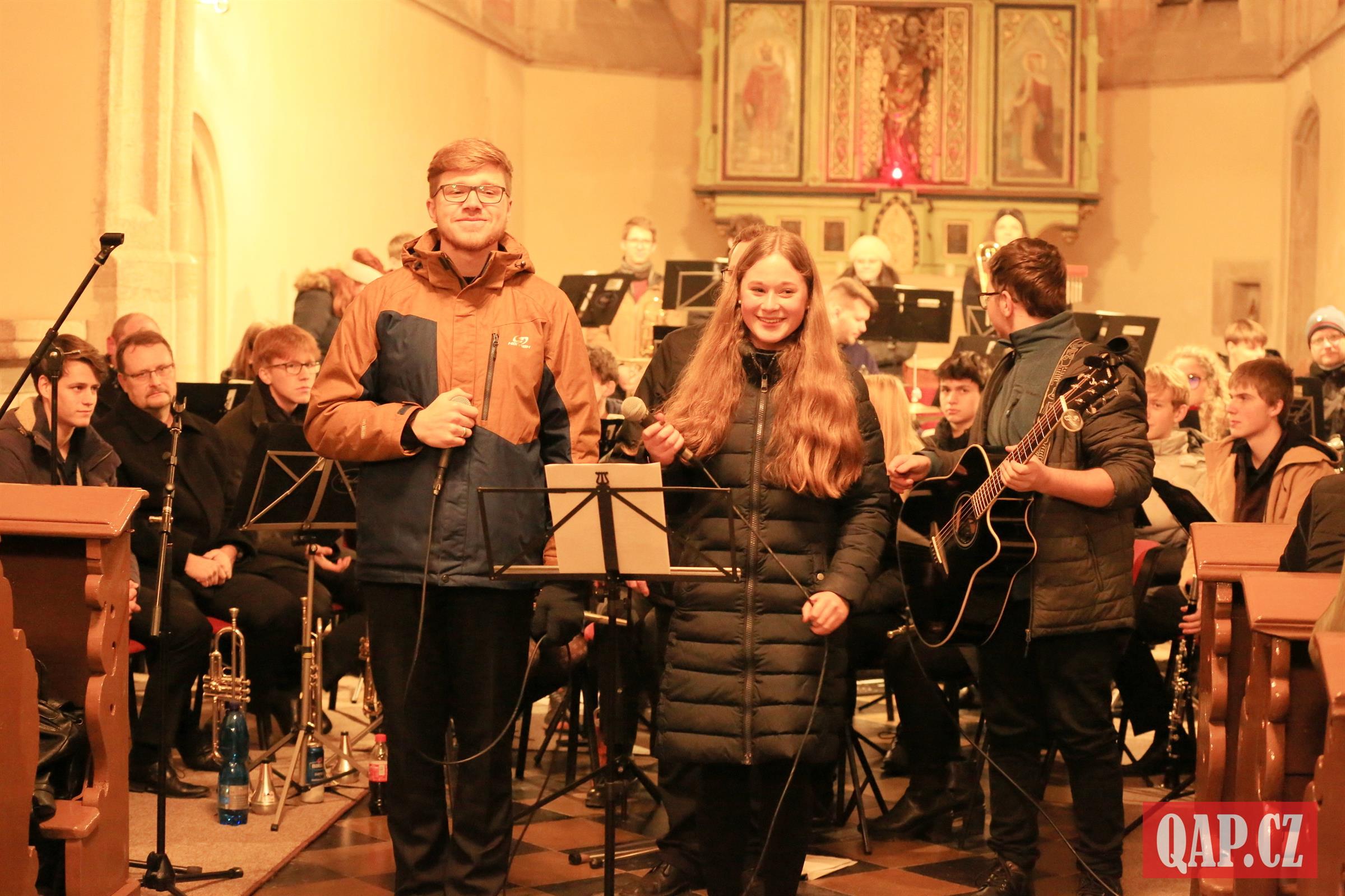 Standing ovation pro orchestr Ambito v kostele na Roudné - FOTKY