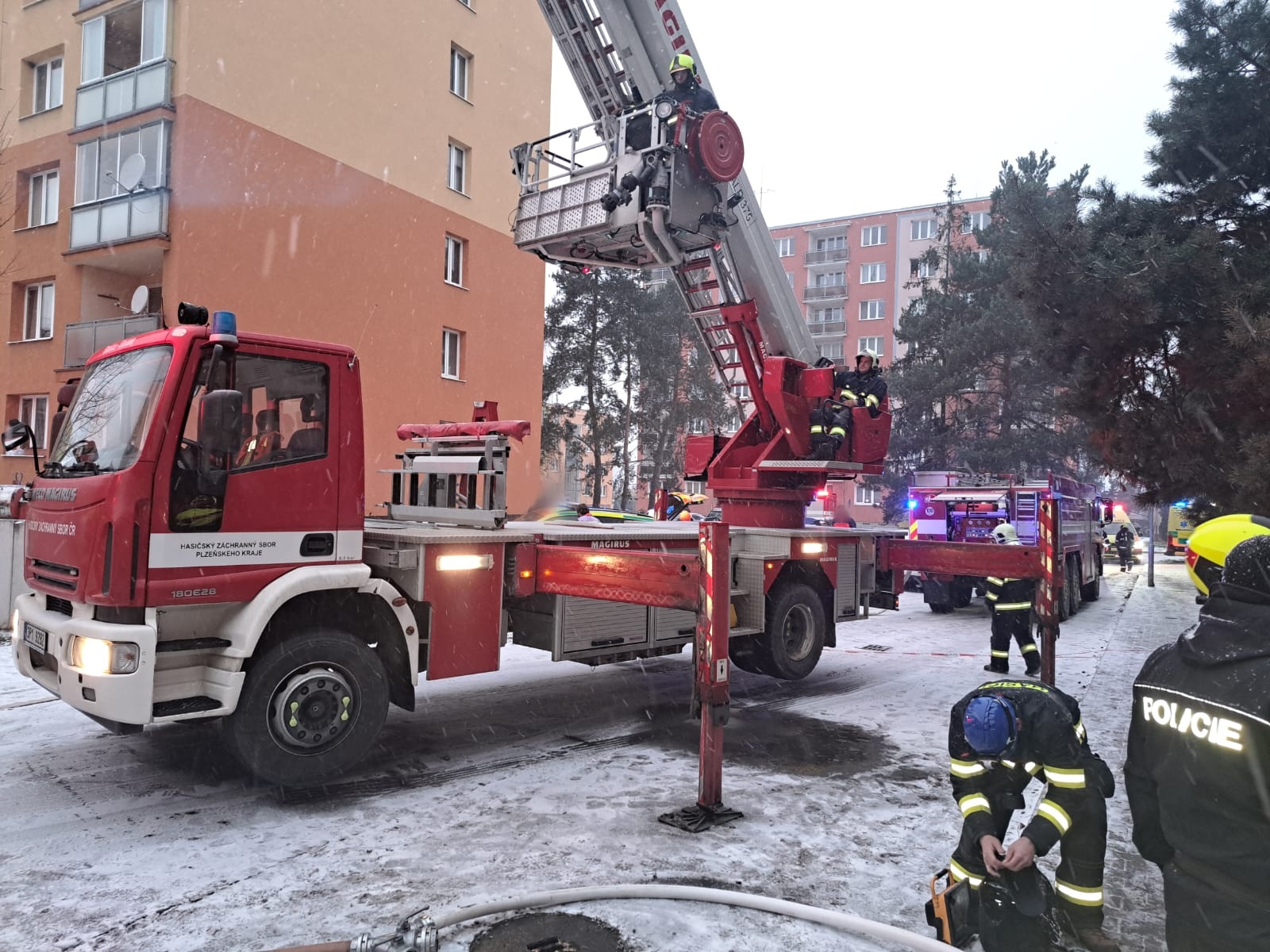 V Dobřanech kompletně shořel byt, několik osob včetně dítěte skončilo v nemocnici - FOTKY