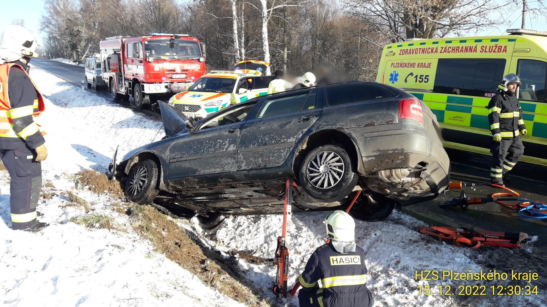 Silnice Plzeňského kraje zasypal sníh. Automobily končí v příkopech - FOTKY