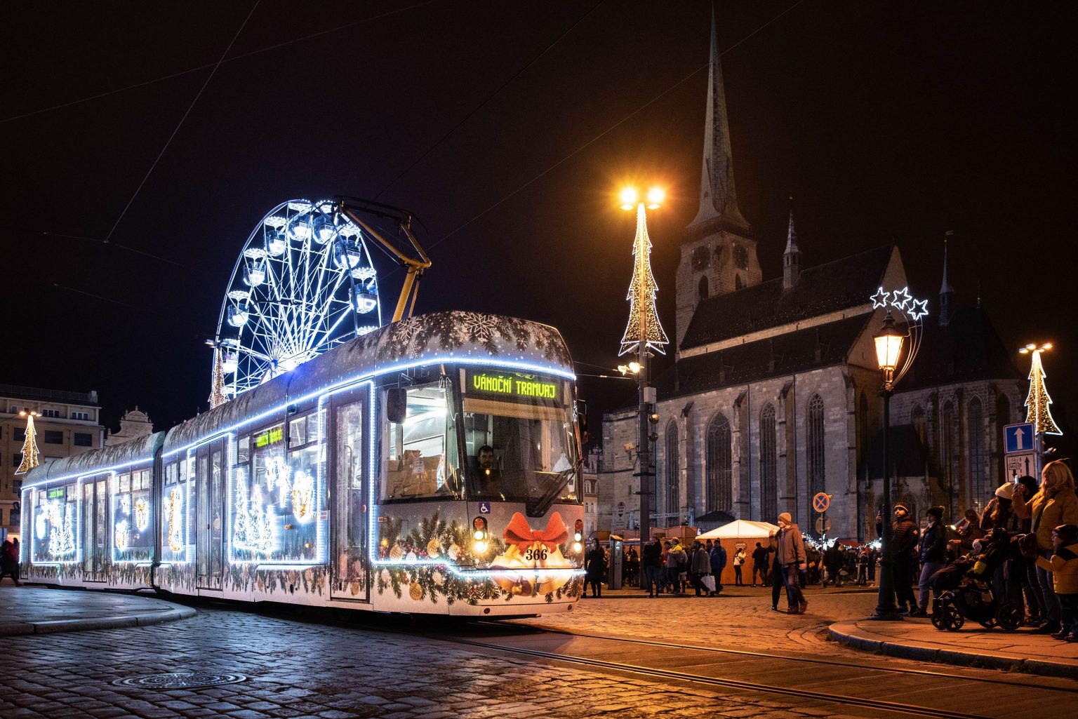Jezdí nejkrásnější vánoční tramvaj v Plzni? Hlasujte pro ní v anketě