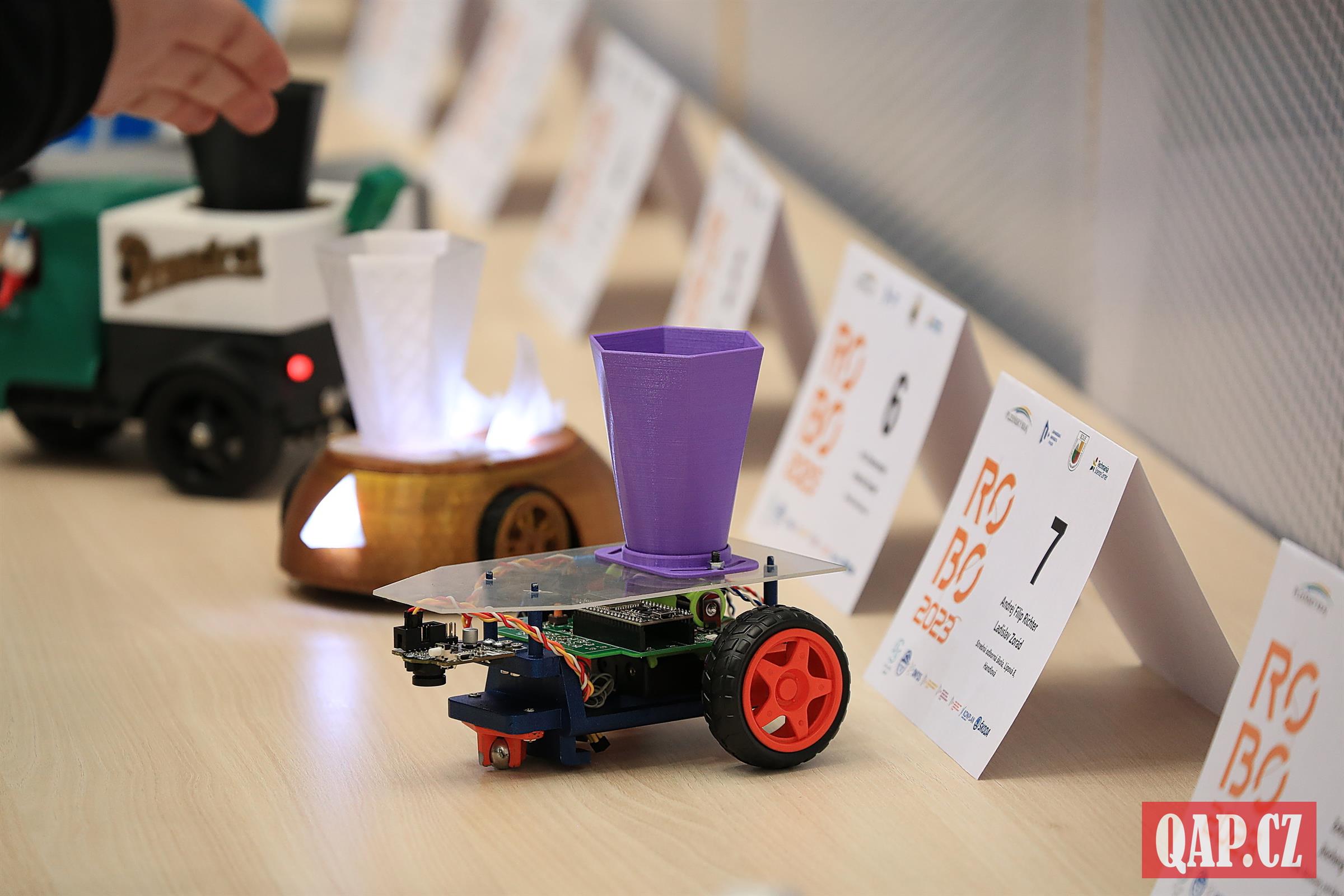 V Techmanii proběhly soutěžní jízdy robotických vozítek - FOTKY