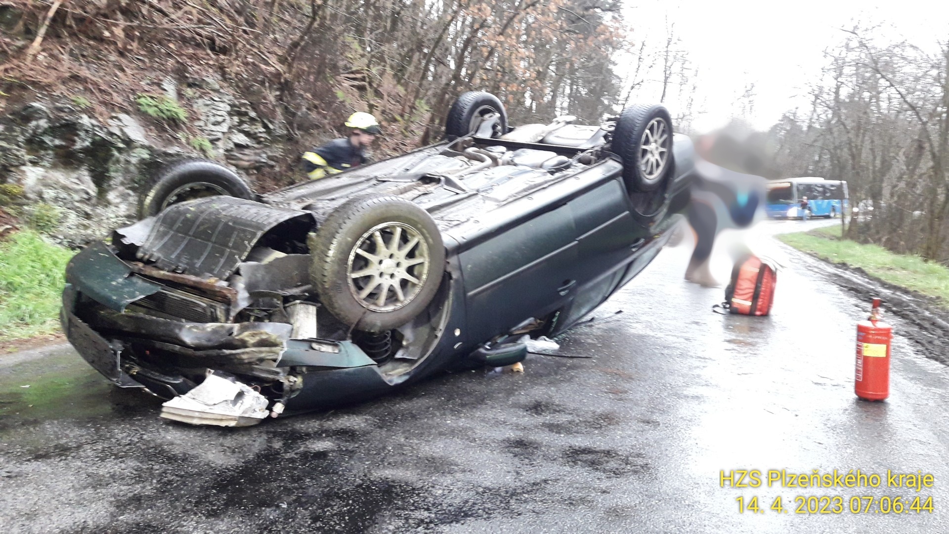 Severní Plzeňsko: Auto skončilo na střeše, řidič byl pod vlivem - FOTKY
