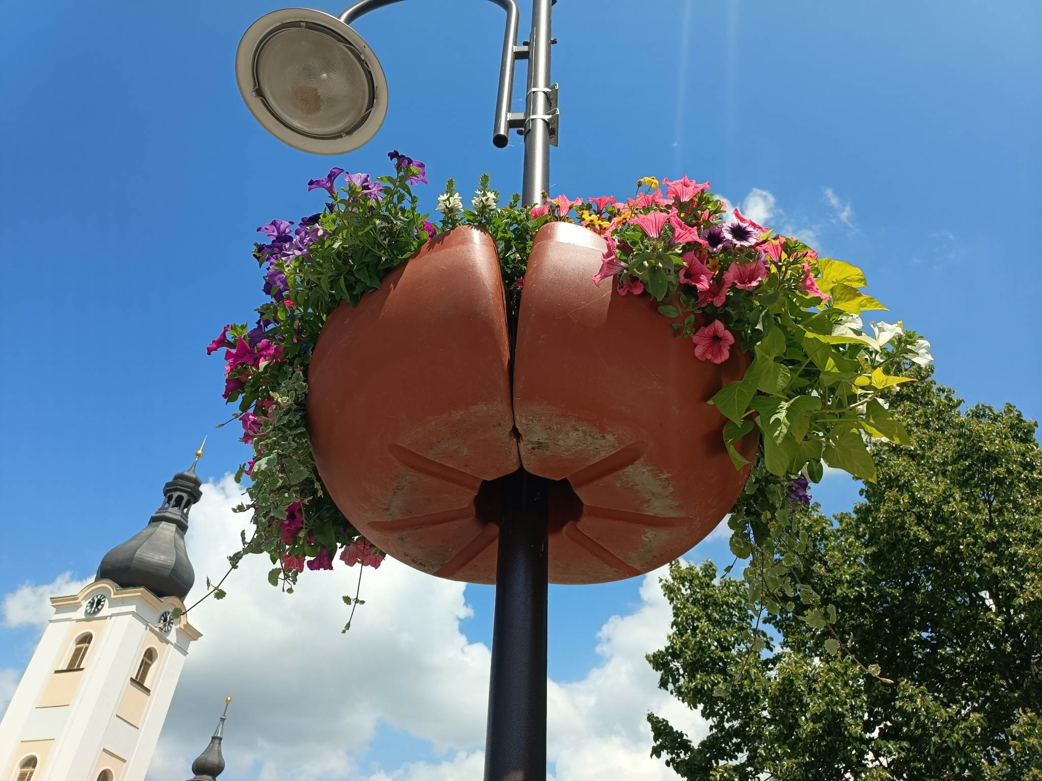 Poznáte město podle fotografií? Je známé svou letní květinovou výzdobou