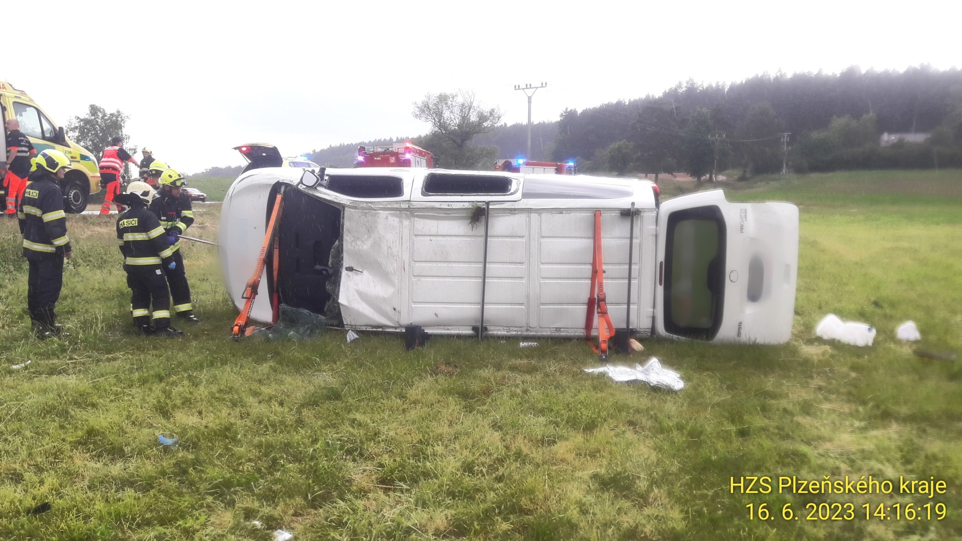 Vážná nehoda dodávky u Horní Břízy. Záchranáři převezli do nemocnice 9 osob včetně dětí - FOTKY