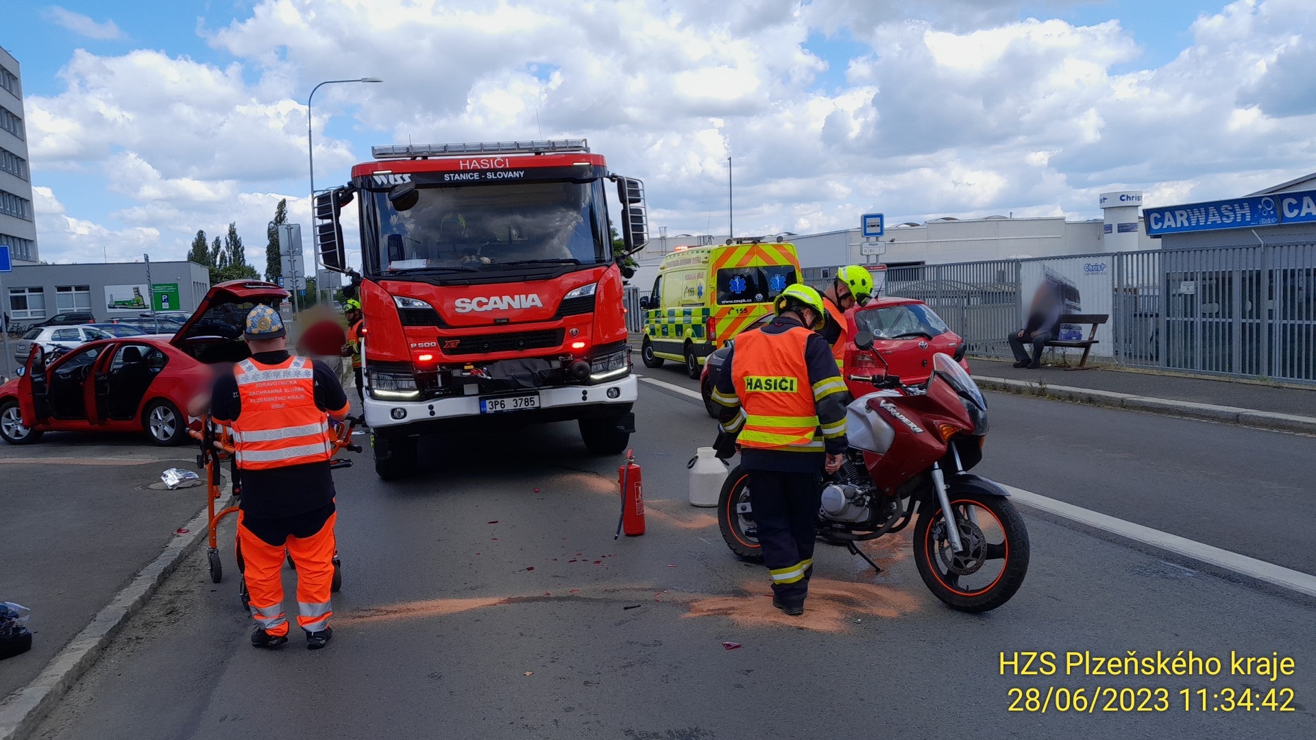 AKTUALIZUJEME: Dopravní nehody napříč krajem přibývají. IZS zasahují u nehody motorkáře v Plzni – FOTKY