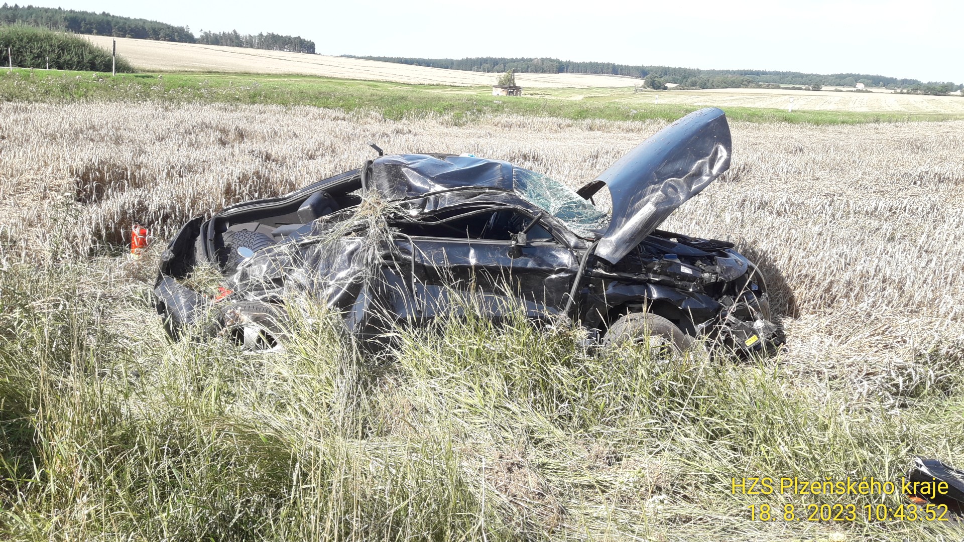 Vážná nehoda u Úněšova! Auto vylétlo ze silnice - FOTKY