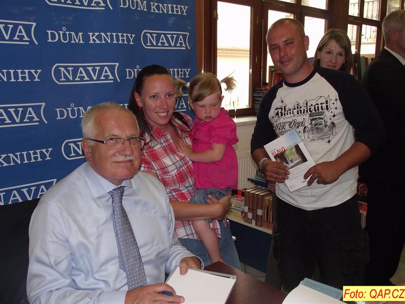 Prezident podepisoval knihy s úsměvem