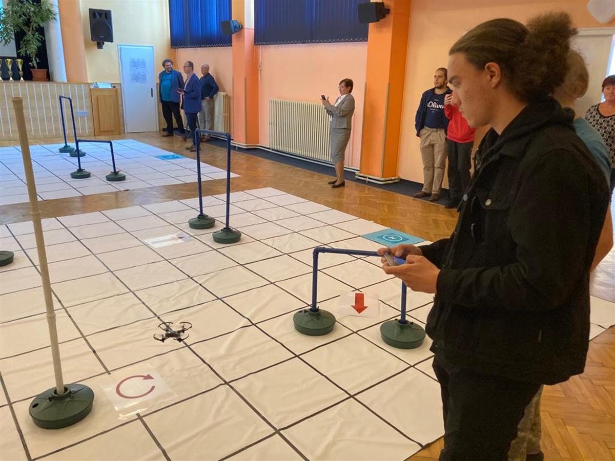 Nová soutěž Minidron sklidila úspěch! Usednout s dronem byl ale pro studenty oříšek