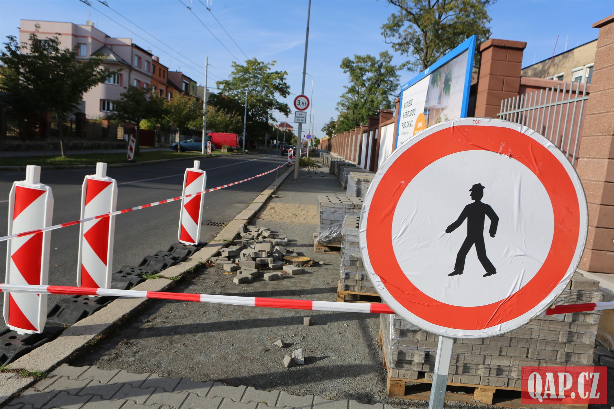 U nemocnice na Borech vznikají nová parkovací místa - FOTKY