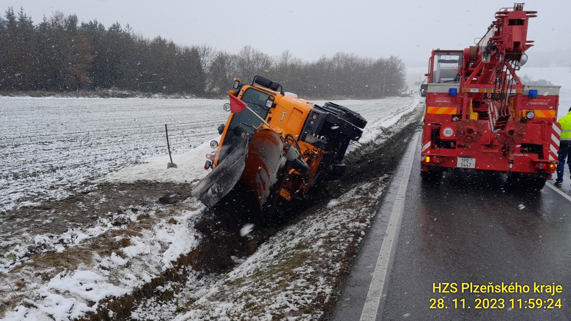 Dopravu v Plzeňském kraji komplikují nehody, havaroval i sypač – FOTKY