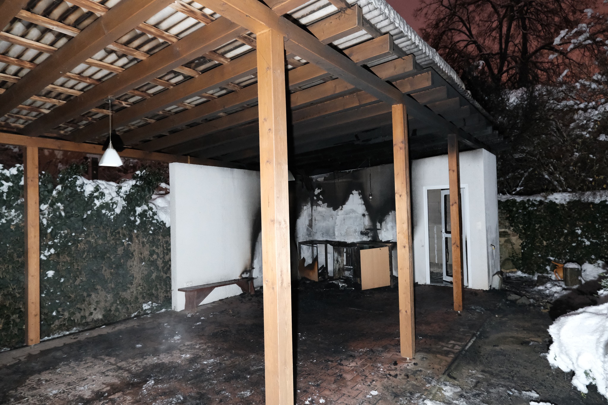 Hasiči zasahovali u požáru zahradního domku v Plzni - FOTKY