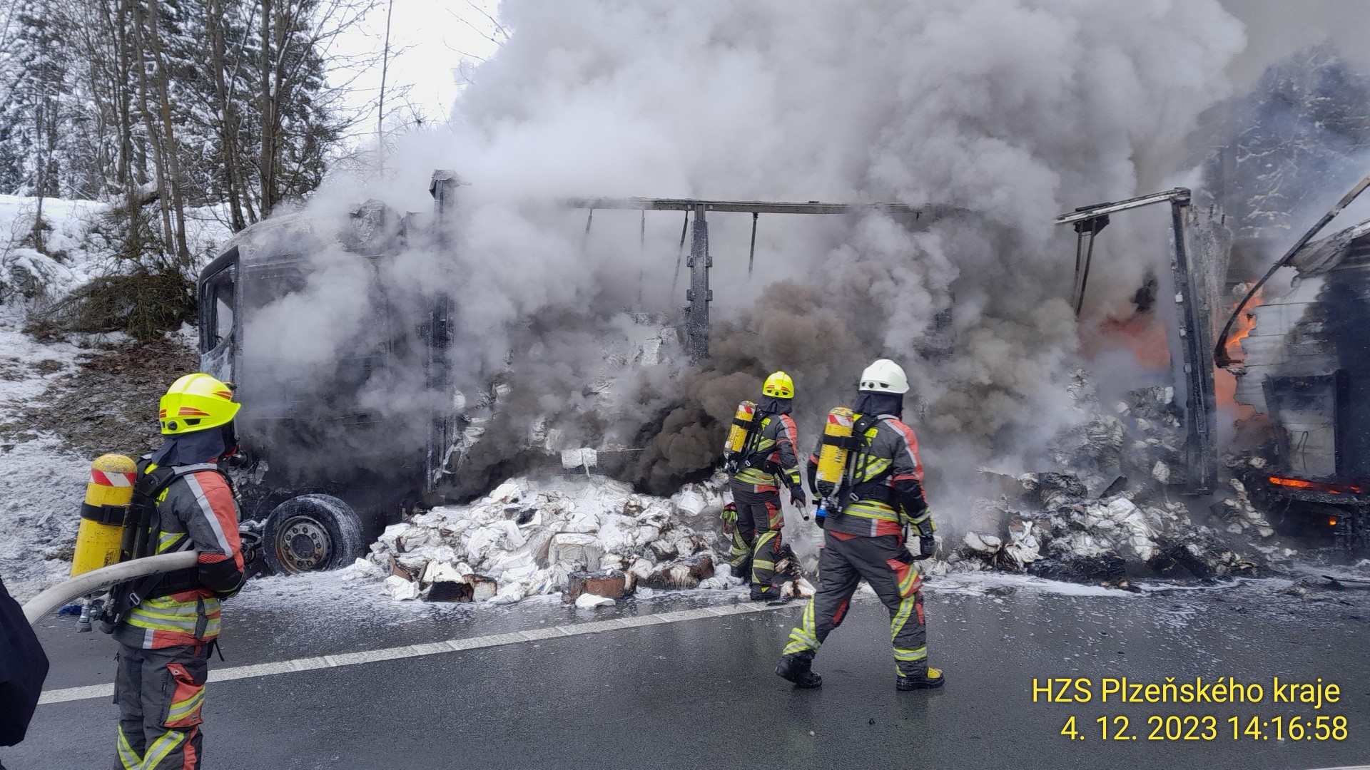 Kamion začal po nárazu hořet. Provoz na dálnici D5 je obnoven  – FOTKY