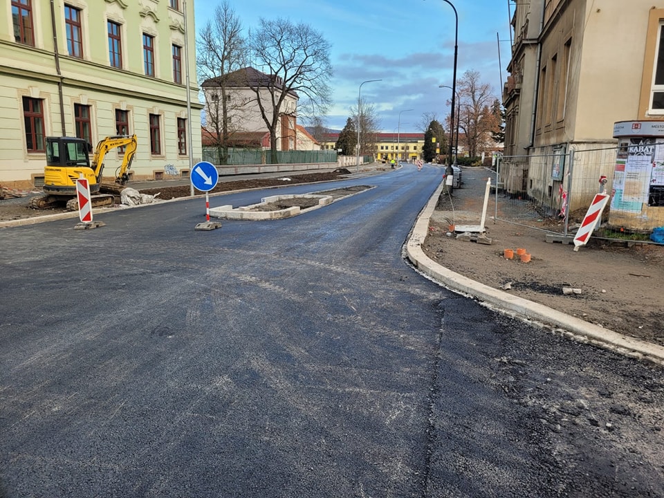 Jiráskova ulice v Rokycanech má nový asfalt, pokračovat se bude v lednu