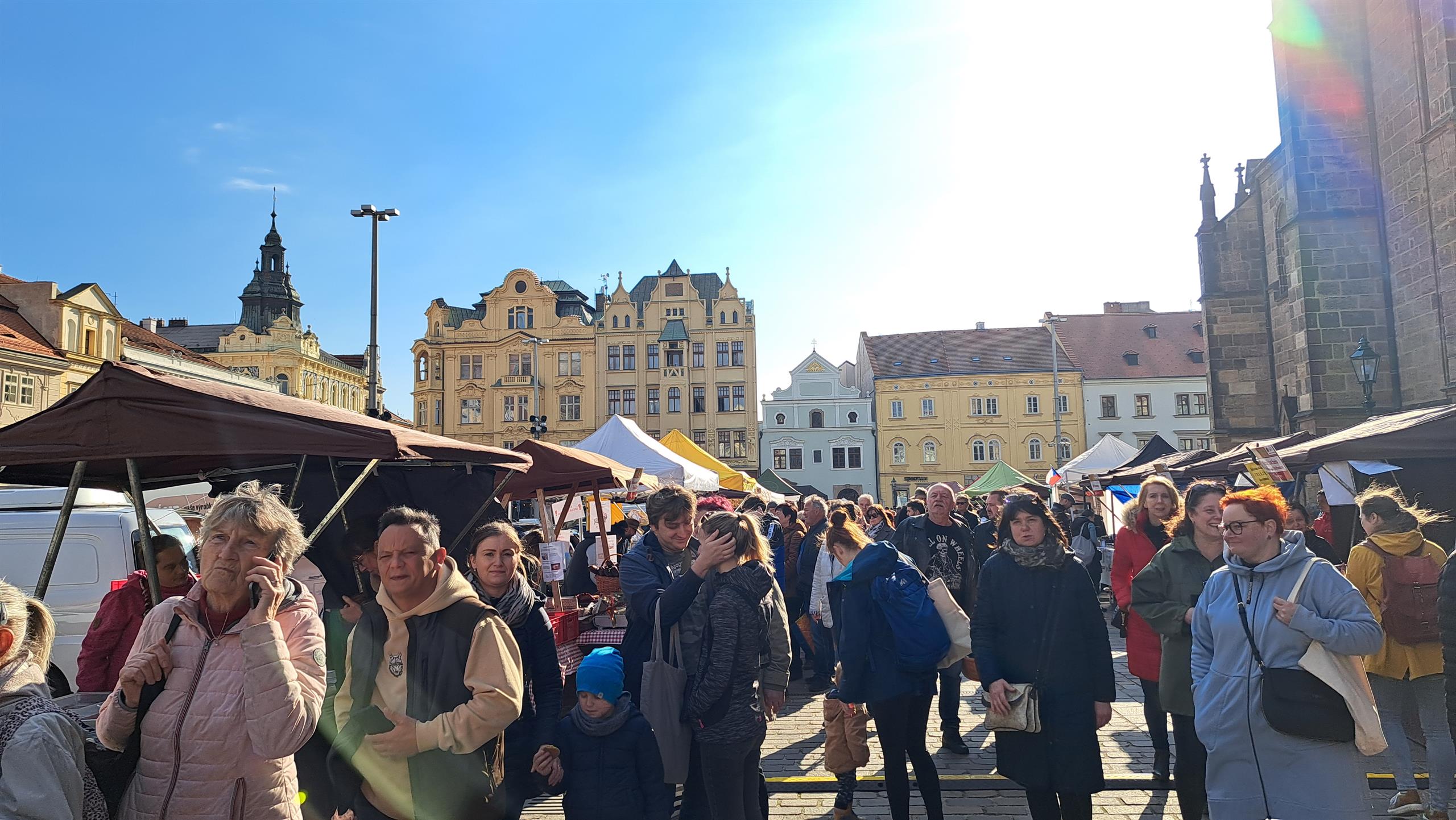 Na plzeňské náměstí se vrátily farmářské trhy - FOTKY
