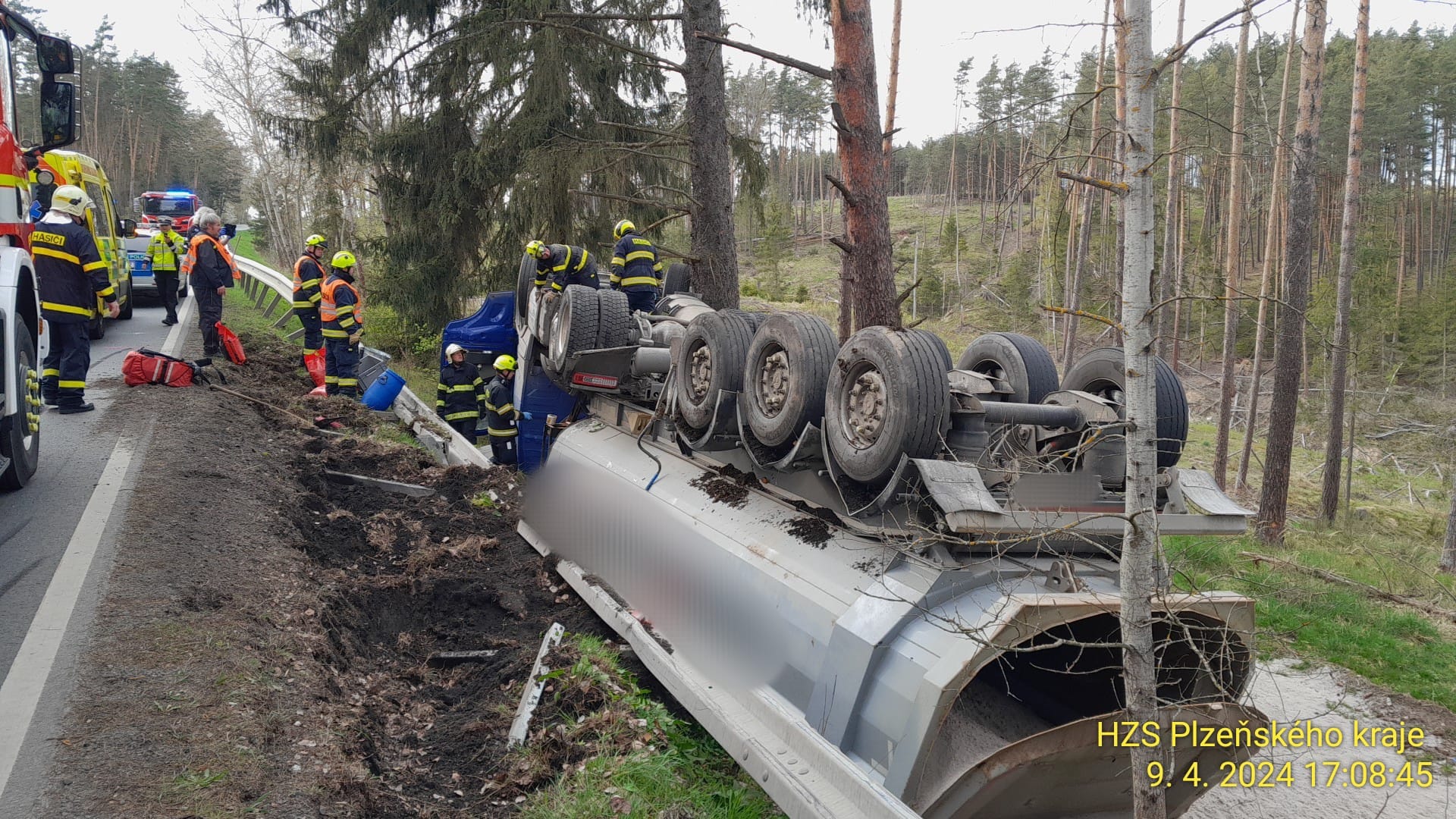 Nákladní auto převážející písek havarovalo u Plané na Tachovsku