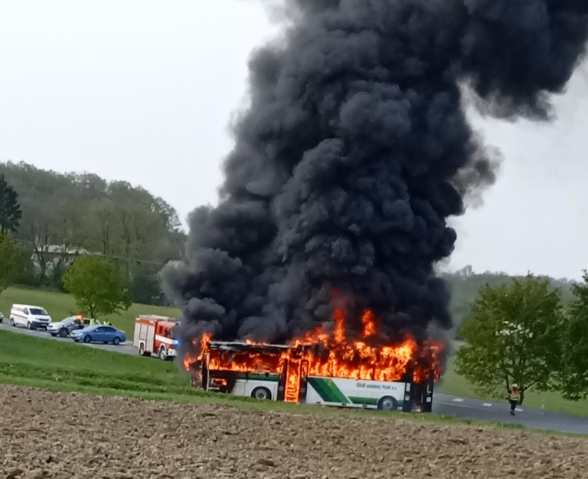 Nedaleko Kotousova shořel autobus. Cestující se stihli včas evakuovat - FOTKY