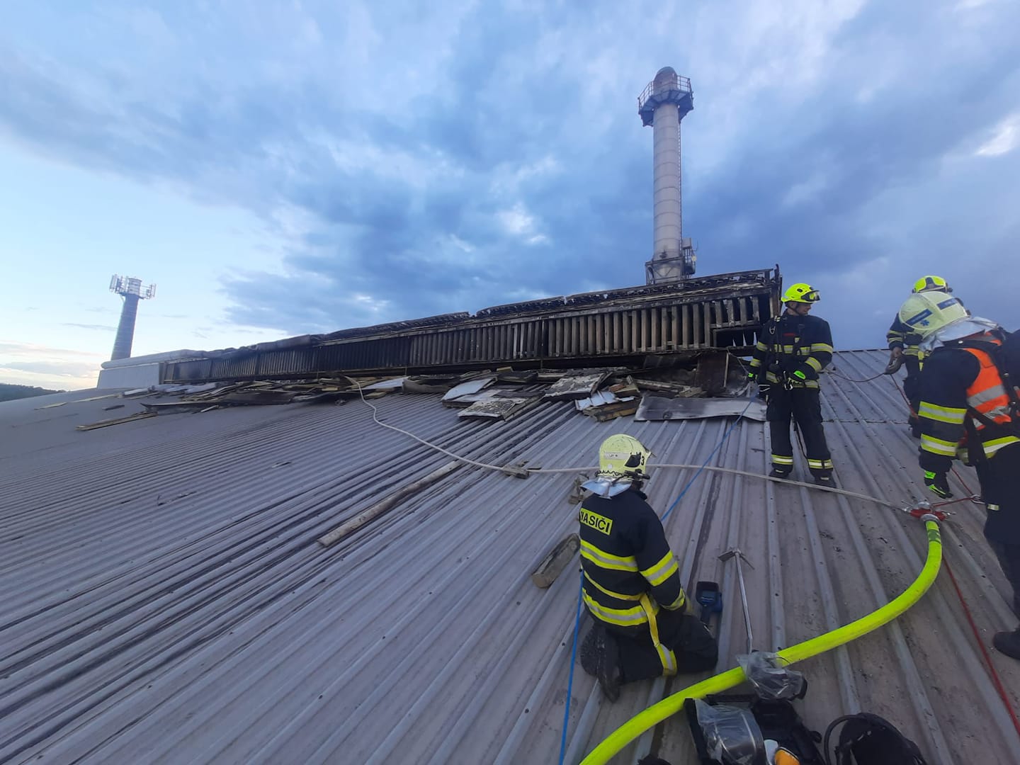 V Heřmanově Huti hořela sklárna. Škoda je 5 milionů, zasahovala i záchranka - FOTO