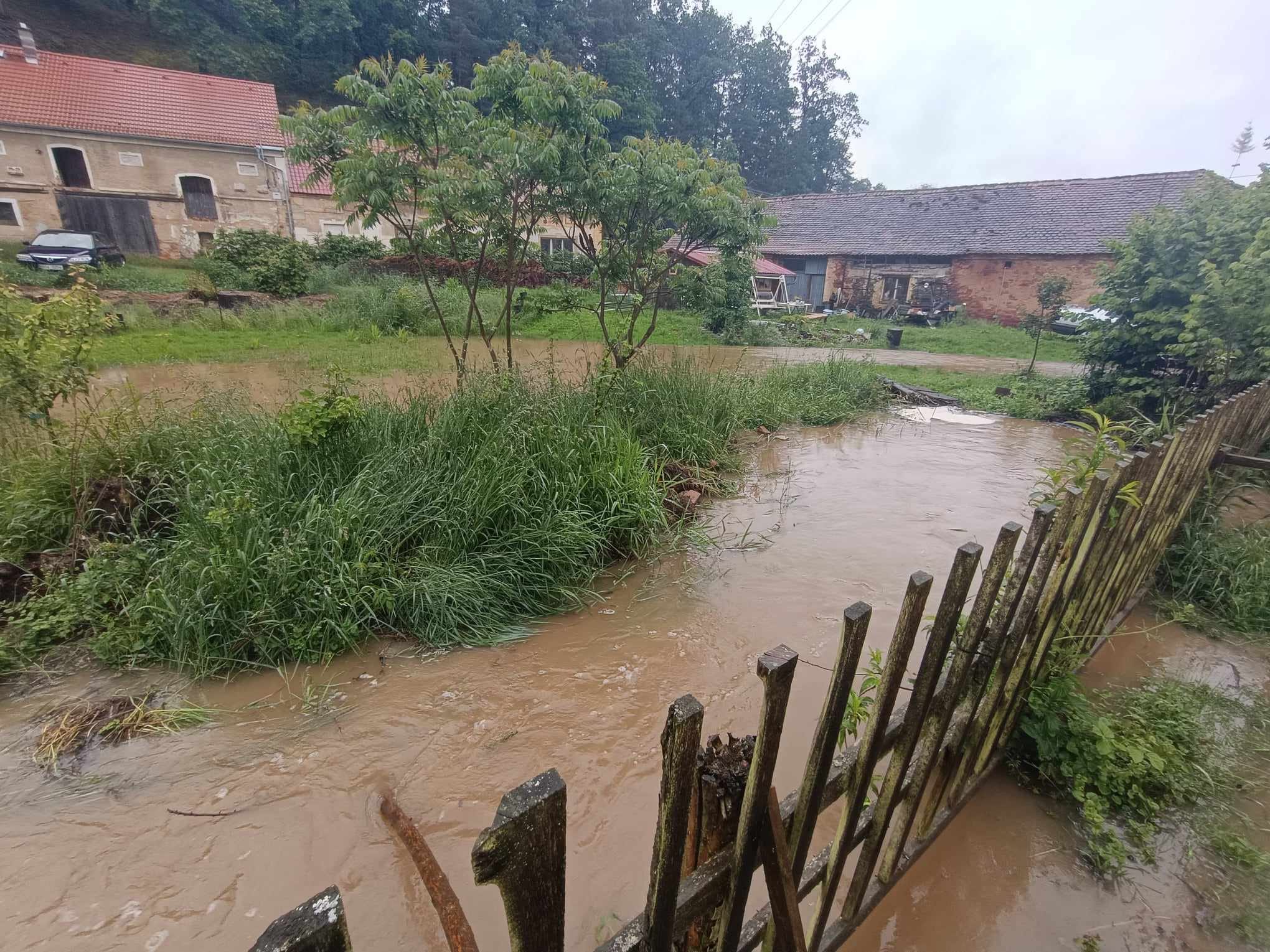 Hasiči v Plzeňském kraji zasahují u vytopených sklepů a popadaných stromů - FOTKY