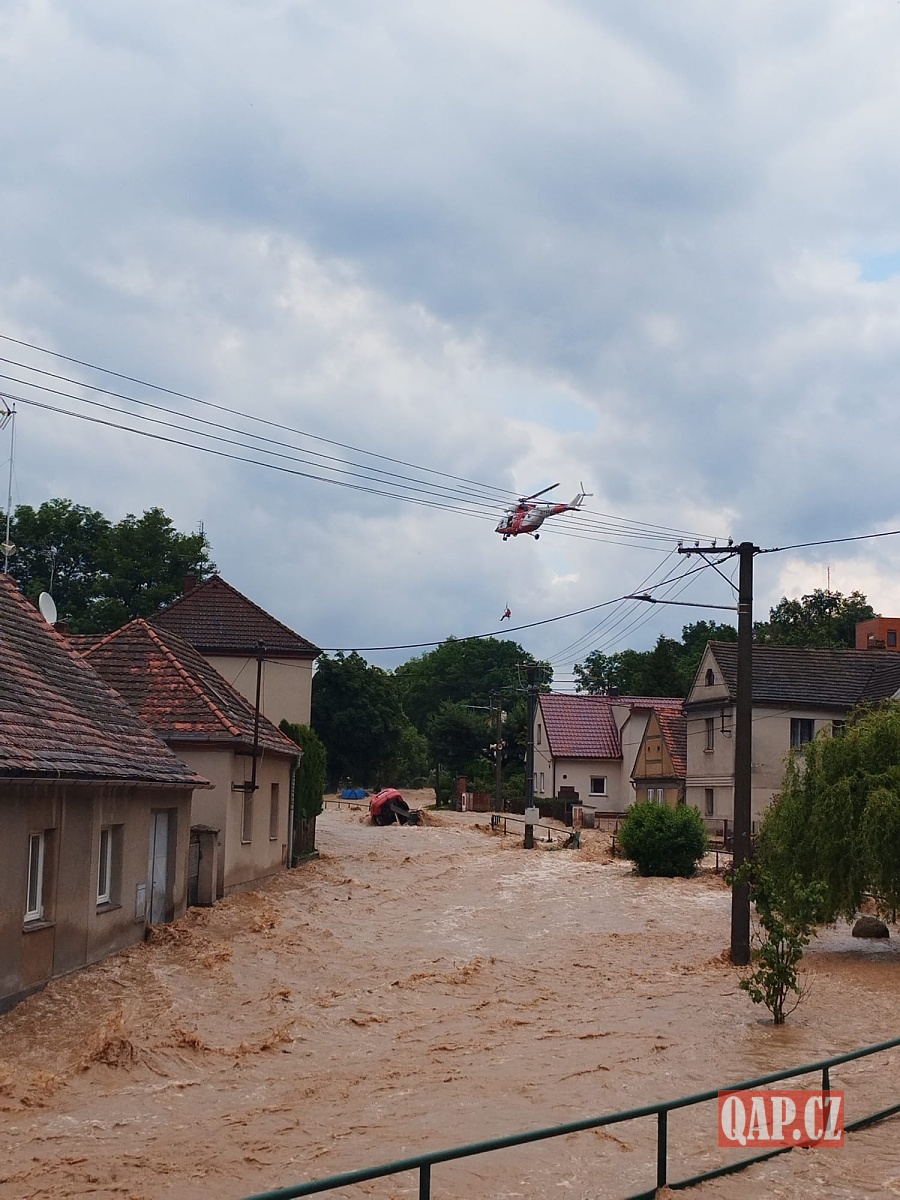 Rozvodněná řeka ve Štěnovicích uvěznila mladíka. Zasahoval vrulník - FOTKY, VIDEO
