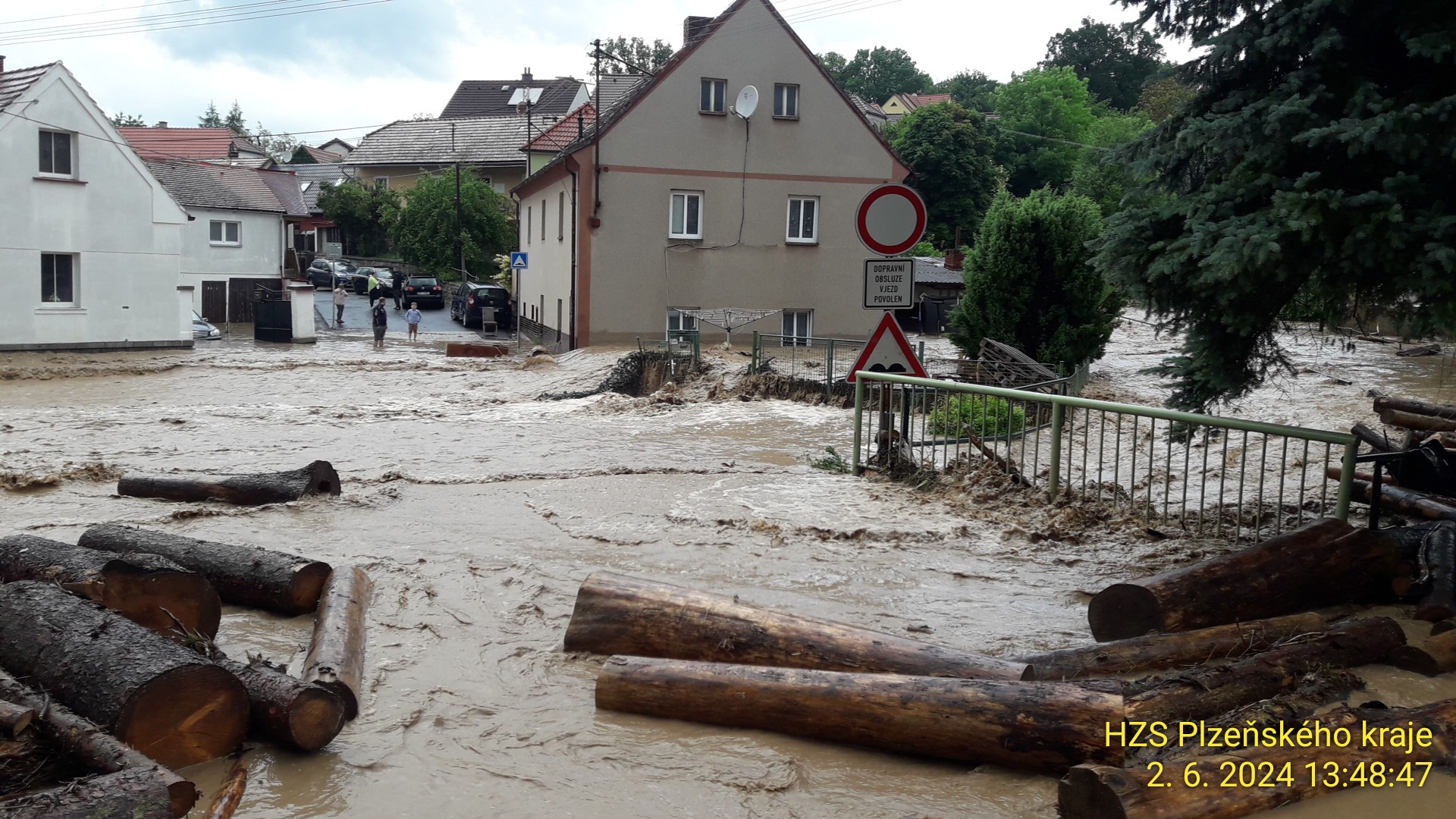 NEDĚLE: Rozvodněné řeky na Plzeňsku, zatopené silnice, ve Staňkově třetí stupeň - FOTKY a VIDEO