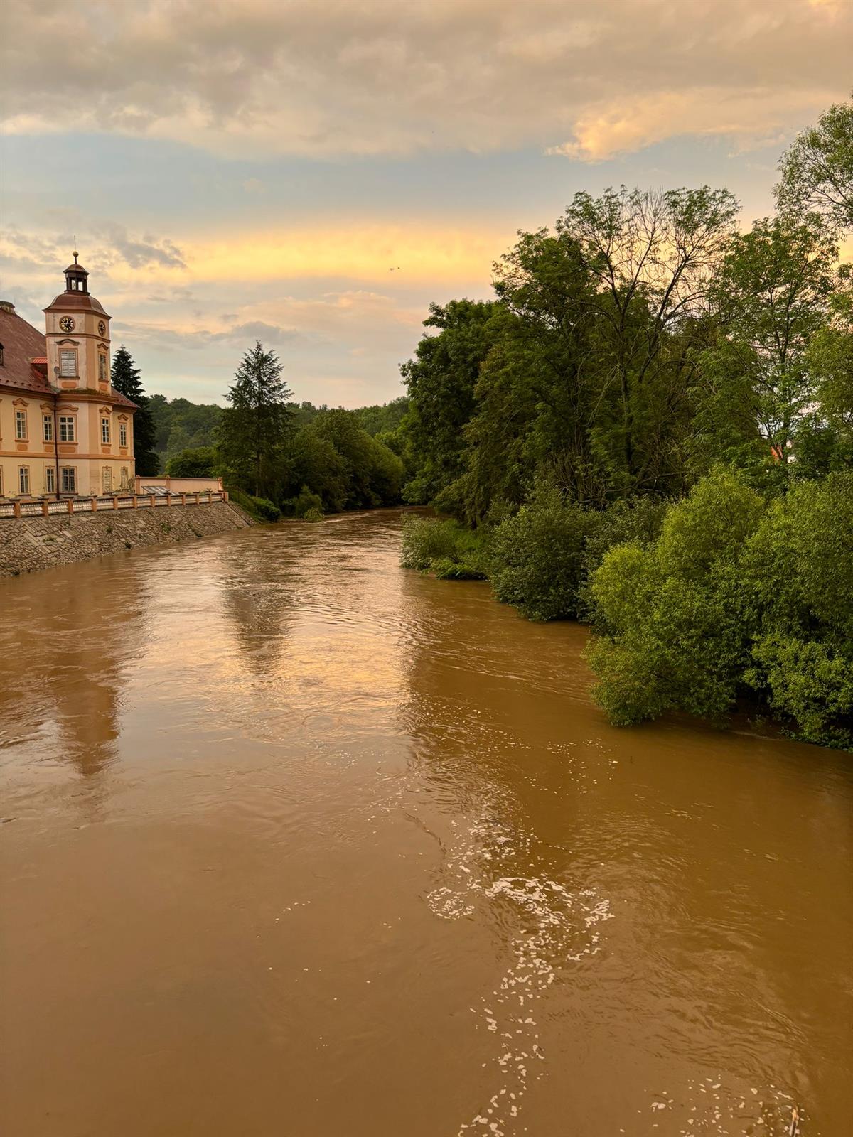 Úhlava ve Štěnovicích opět stoupá. Po další bouřce se zvedá nadále i Radbuza