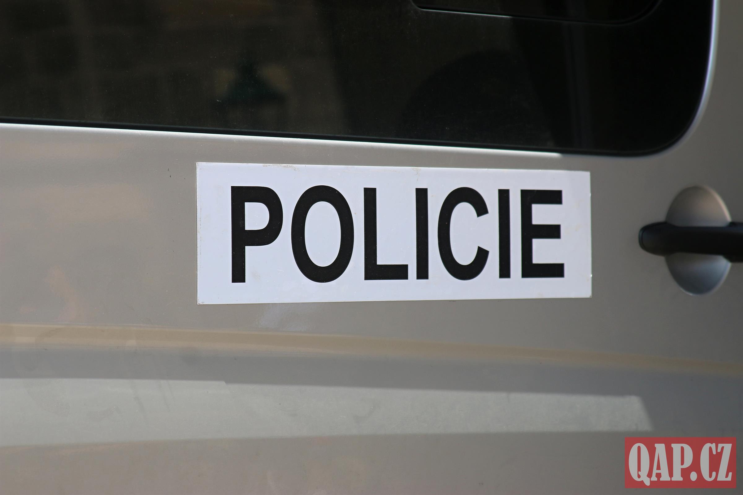 Muž na Rokycansku zničil auto a s latí zaútočil na policisty