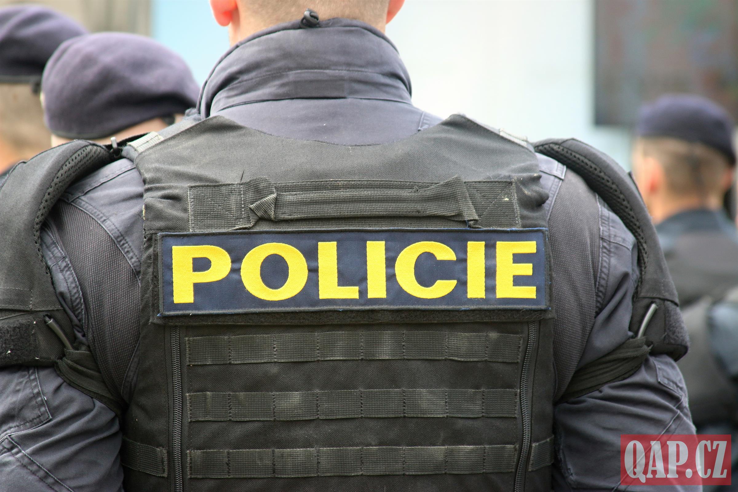 Muž vytáhl na policisty katanu a hrozil jim. Nakonec zasahovala jednotka