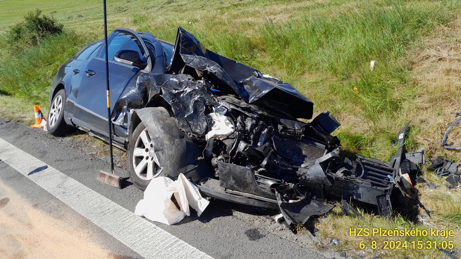 Auto začalo po nárazu hořet! Při nehodě došlo ke zranění obou řidičů a spolujezdce - FOTKY