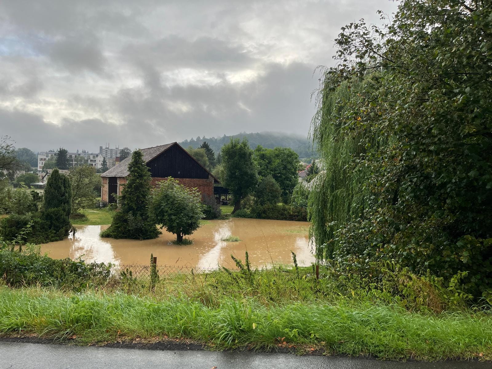 Bouřky zasáhly region. Přívalový déšť se prohnal Zbirohem, voda zaplavila benzinku - FOTKY