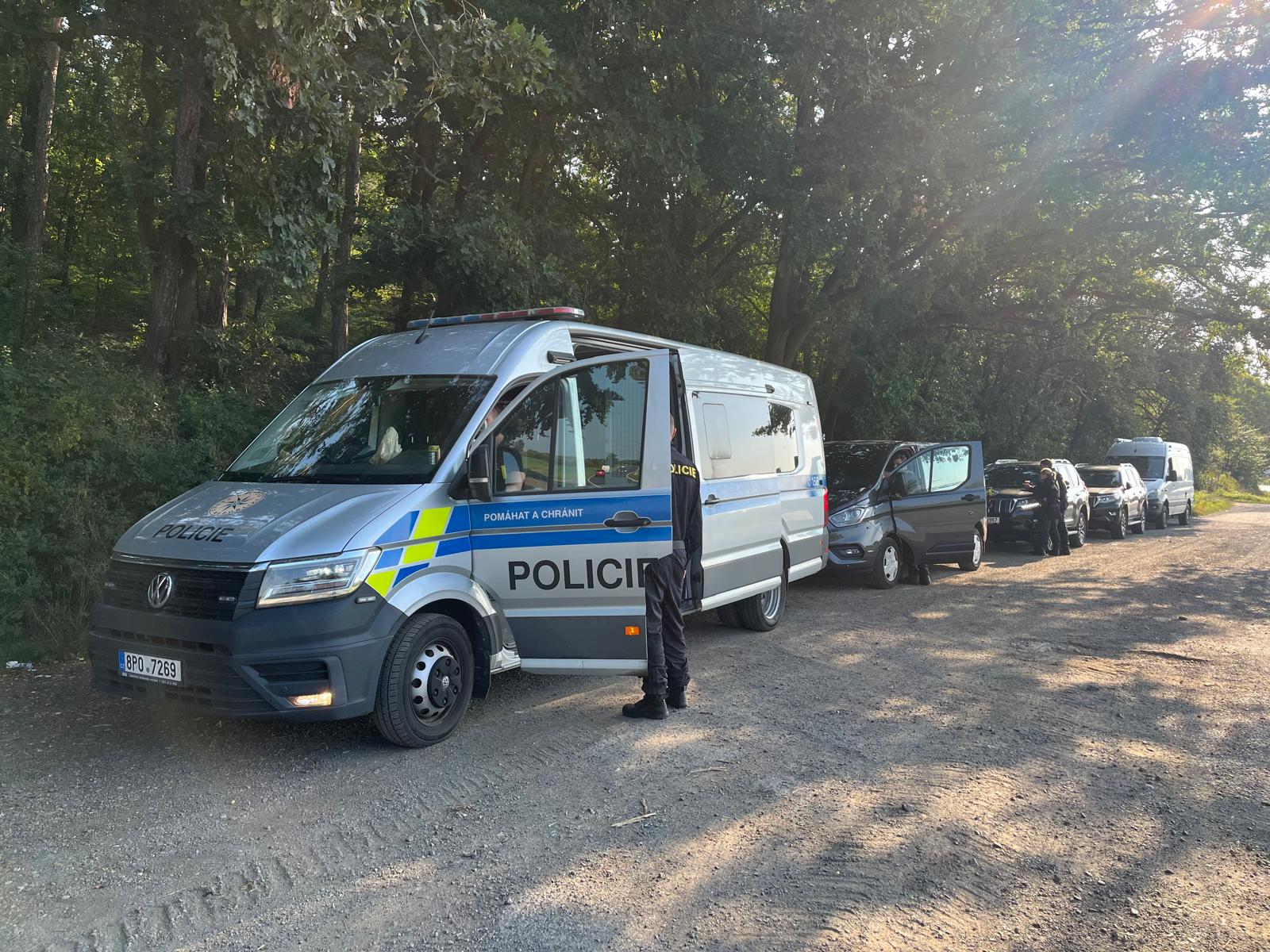 Cizinečtí policisté v Plzeňském kraji provedli kontroly ubytoven, autobusů a firem - FOTKY