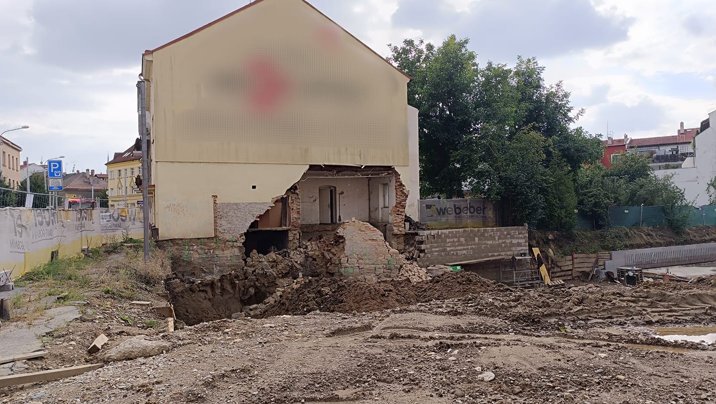 V Plzni na Roudné se zřítila zeď domu. Dopravní omezení v okolí potrvá minimálně týden - FOTKY