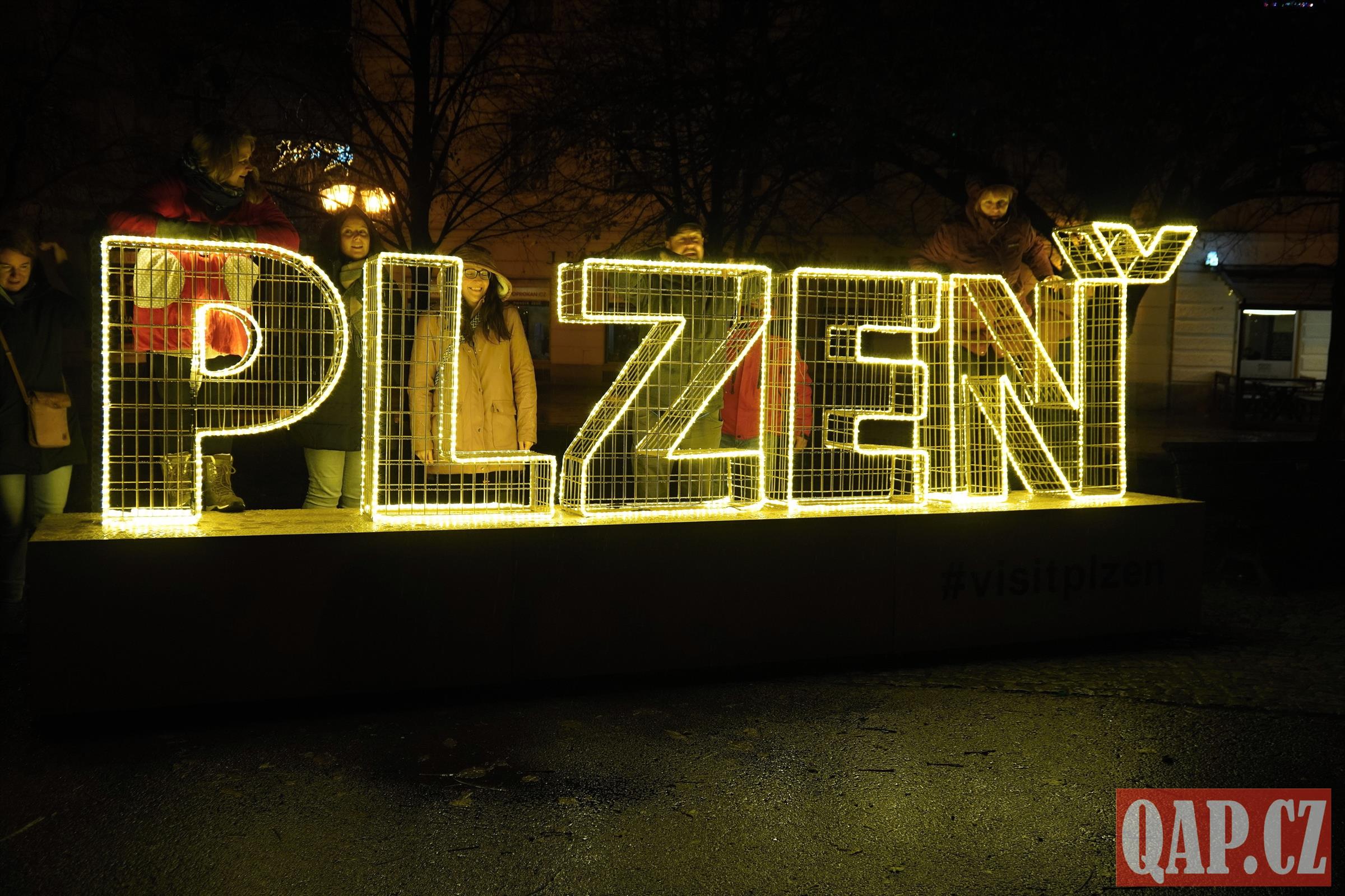Nápis Plzeň září v sadech! Jde o nový fotopoint města - FOTKY