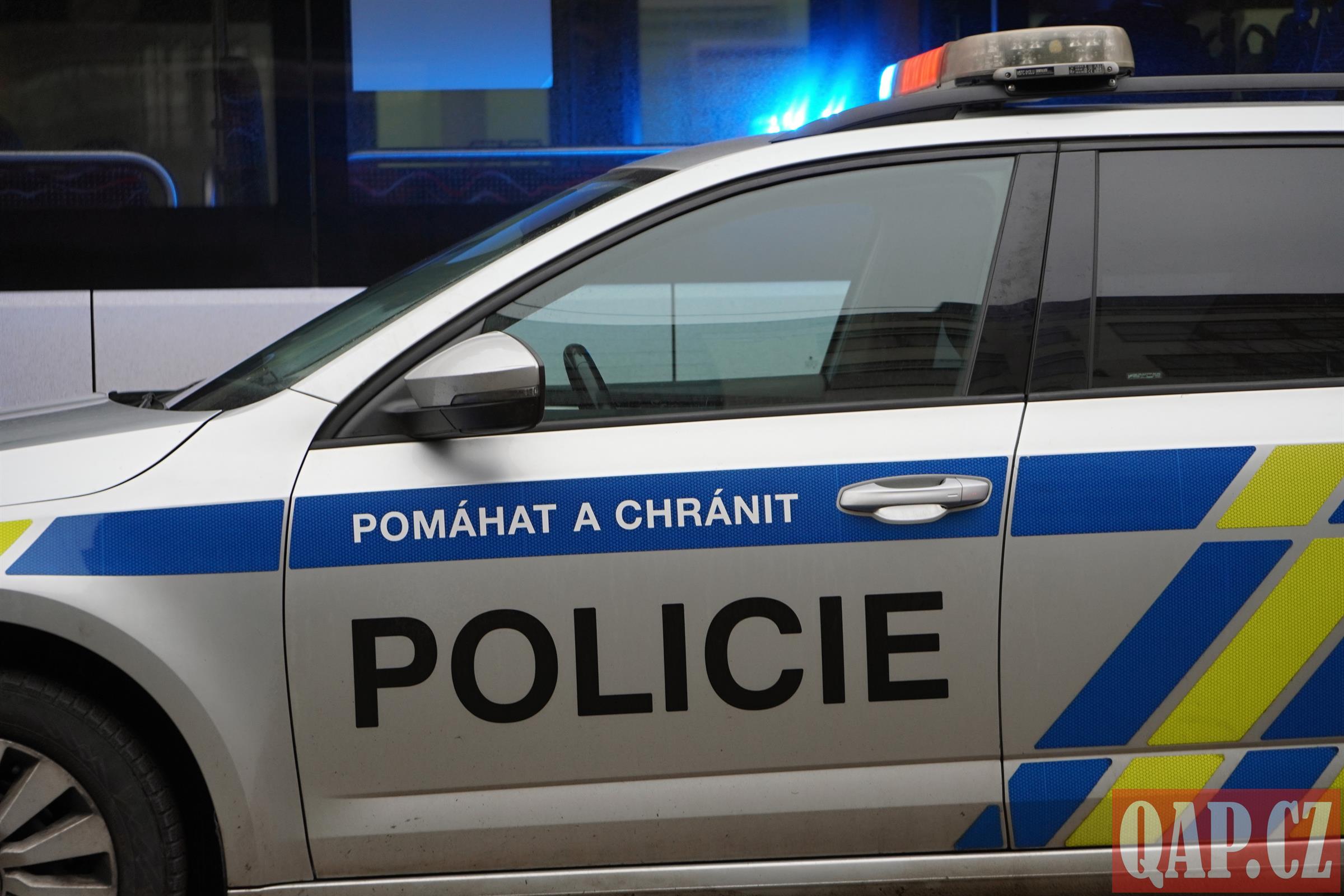 Řidič v Plzni úmyslně srazil dva muže, policie ho obvinila ze zvlášť závažného zločinu